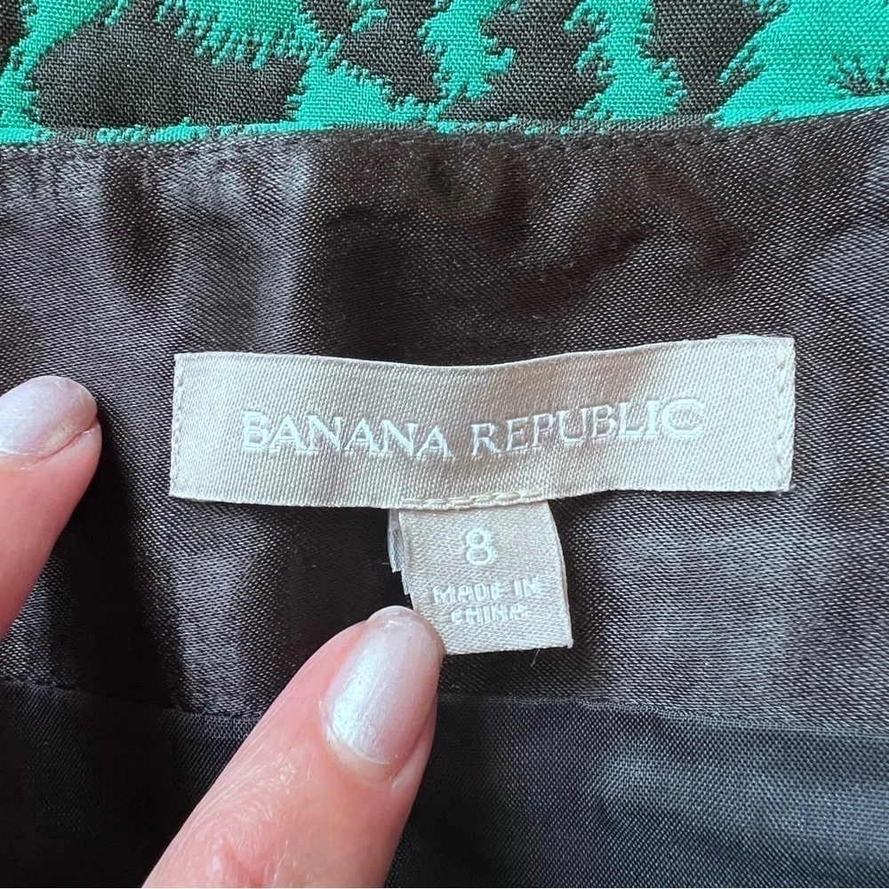 Banana Republic Women's Green and Black Skirt Size: 8 Color :Green/ Black print